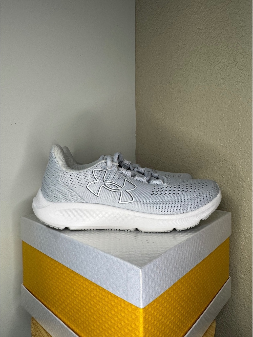 Under Armour Charged Assert 10 Women’s 7.5 Gray White Running Shoes 3026623 NEW